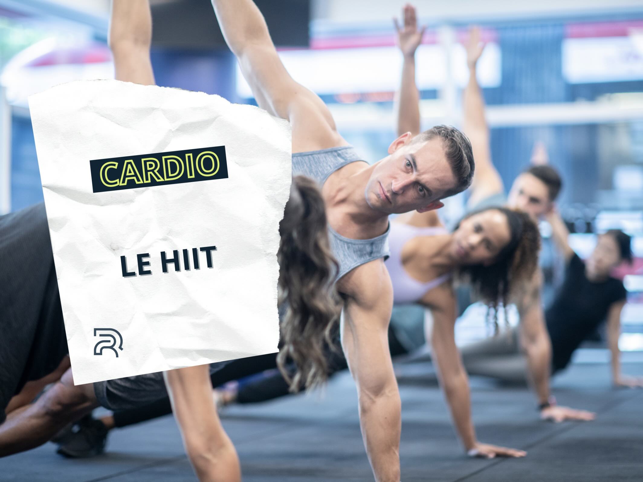 Cours collectif de HIIT en salle de sport avec exercice de gainage, entraînement cardio haute intensité