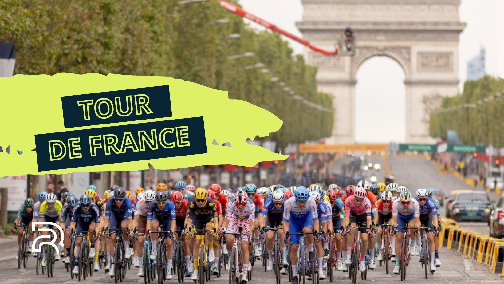 Peloton de cyclistes sur les Champs-Élysées lors du Tour de France, avec l’Arc de Triomphe en arrière-plan