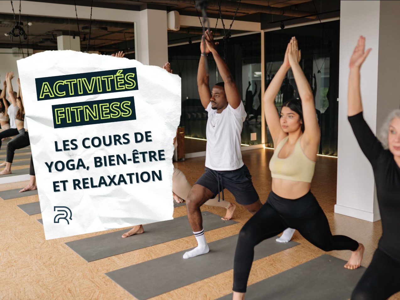 participants concentrés en pleine séance de yoga dans une salle de sport bien-être, posture debout bras levés, ambiance calme et relaxante