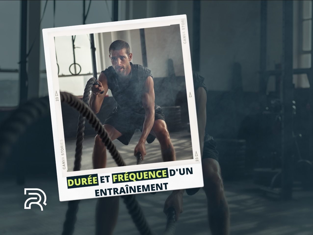 Homme en plein effort utilisant des battle ropes dans une salle de sport, avec le texte 'Durée et fréquence d'un entraînement' en surimpression