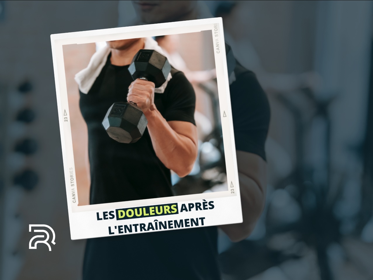 Homme en tee-shirt noir réalisant un curl avec haltère, avec une serviette autour du cou, et le texte 'Les douleurs après l'entraînement' en surimpression
