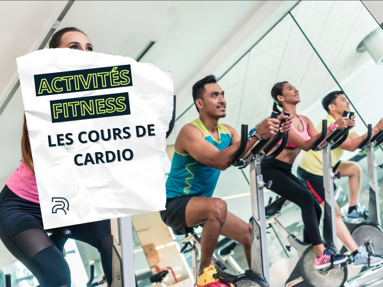 Groupe de personnes en plein effort lors d’un cours collectif de cardio sur vélo en salle de fitness