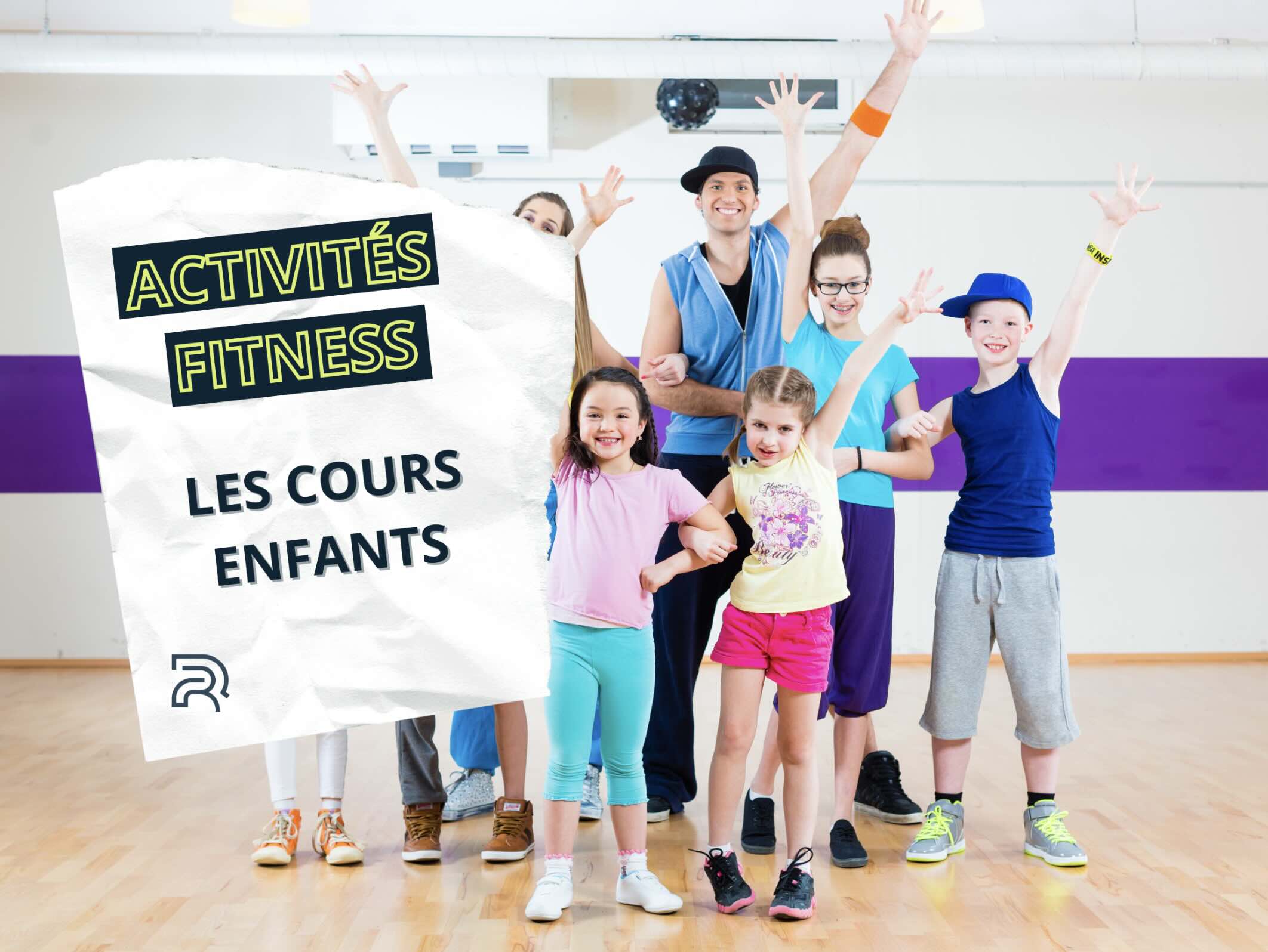 Groupe d'enfants en tenue de sport avec leur coach, souriants et bras levés, illustrant les cours enfants en activités fitness