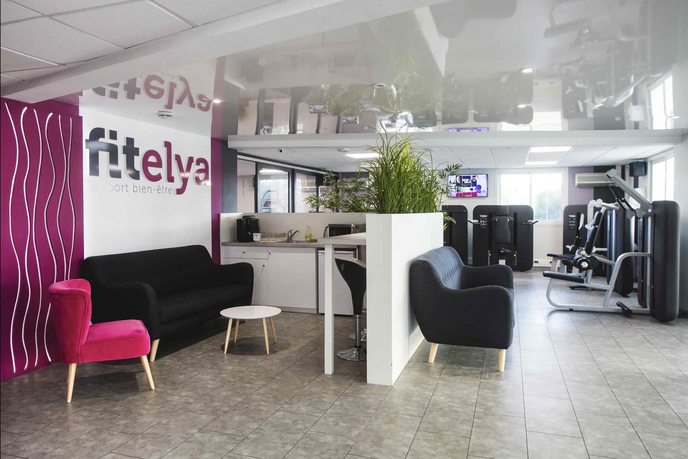 Espace accueil cosy et salle de musculation chez FITELYA La Roche-sur-Yon Nord, alliant bien-être et équipements modernes