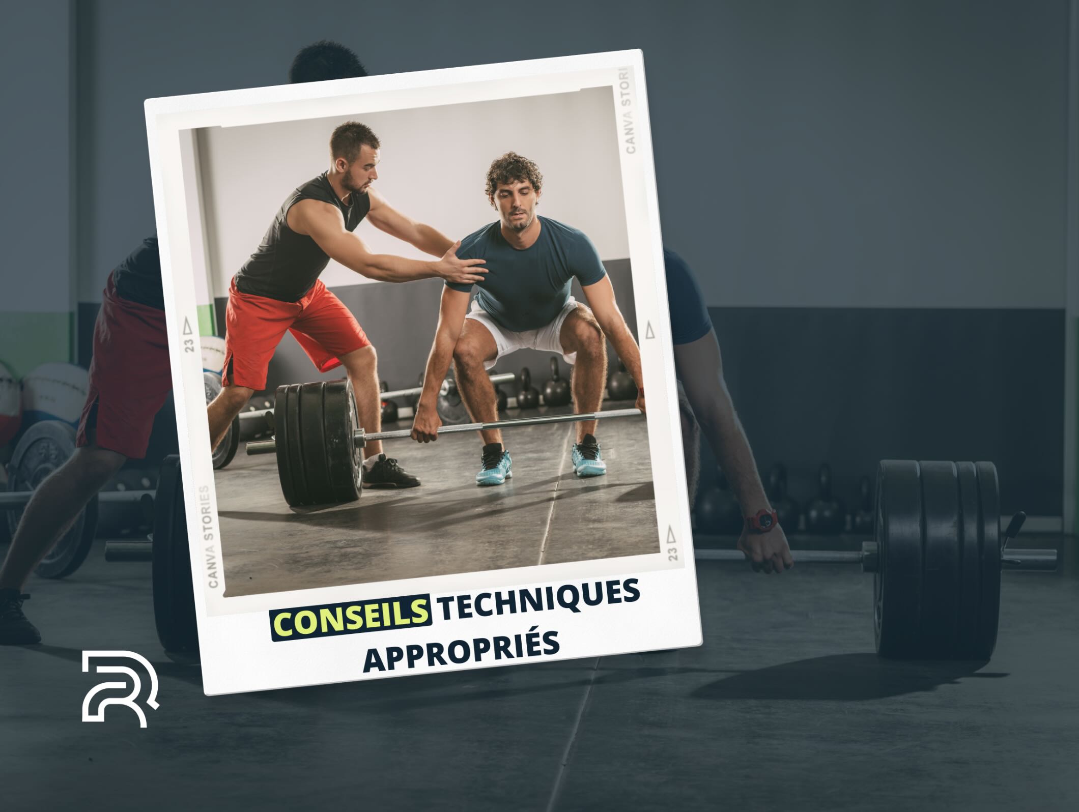 Coach sportif corrigeant la posture d’un pratiquant lors d’un soulevé de terre, avec la mention 'CONSEILS TECHNIQUES APPROPRIÉS' en surimpression