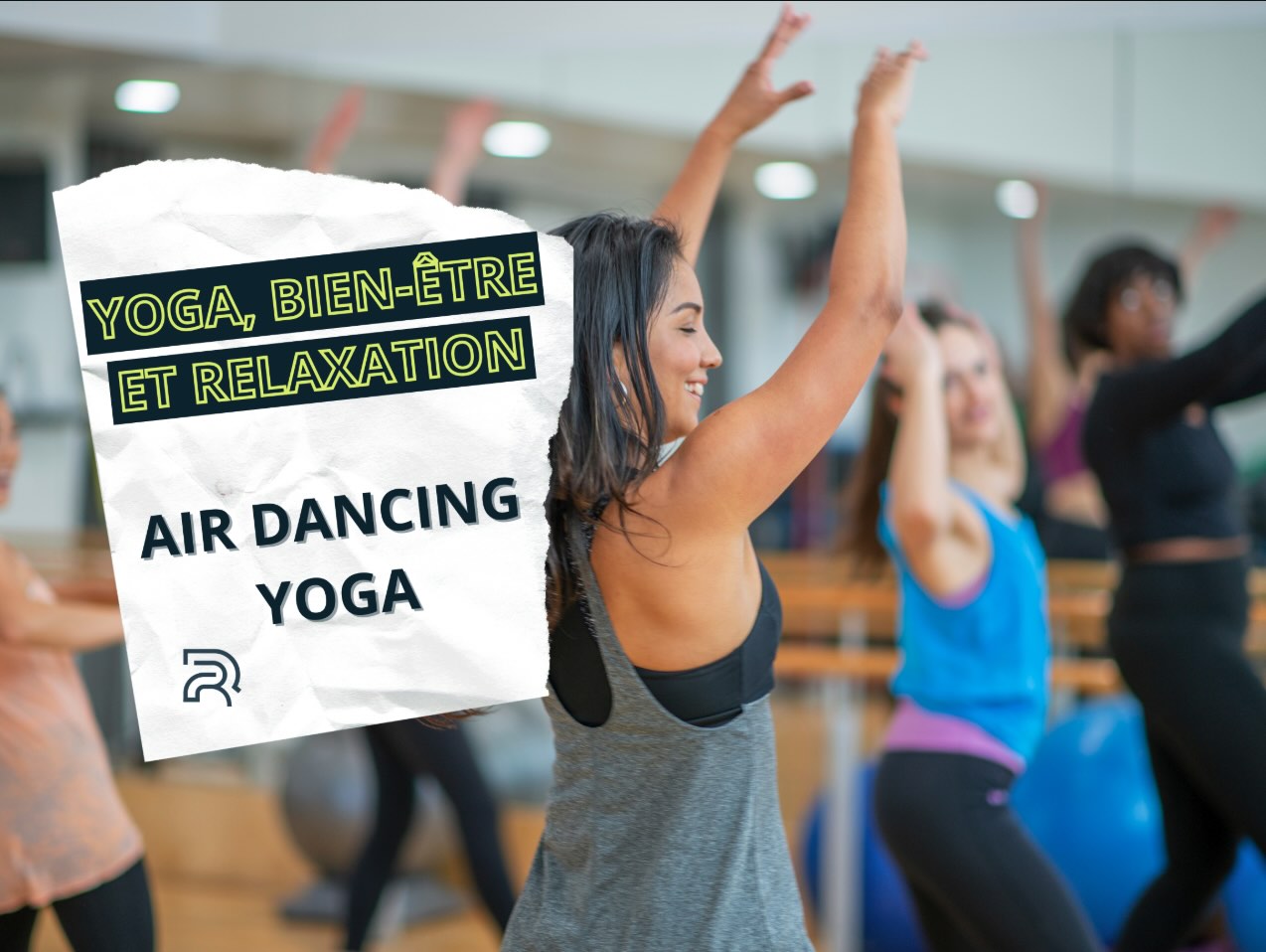 femmes souriantes en cours de air dancing yoga dans une salle de sport, activité bien-être axée sur le mouvement, la détente et la relaxation