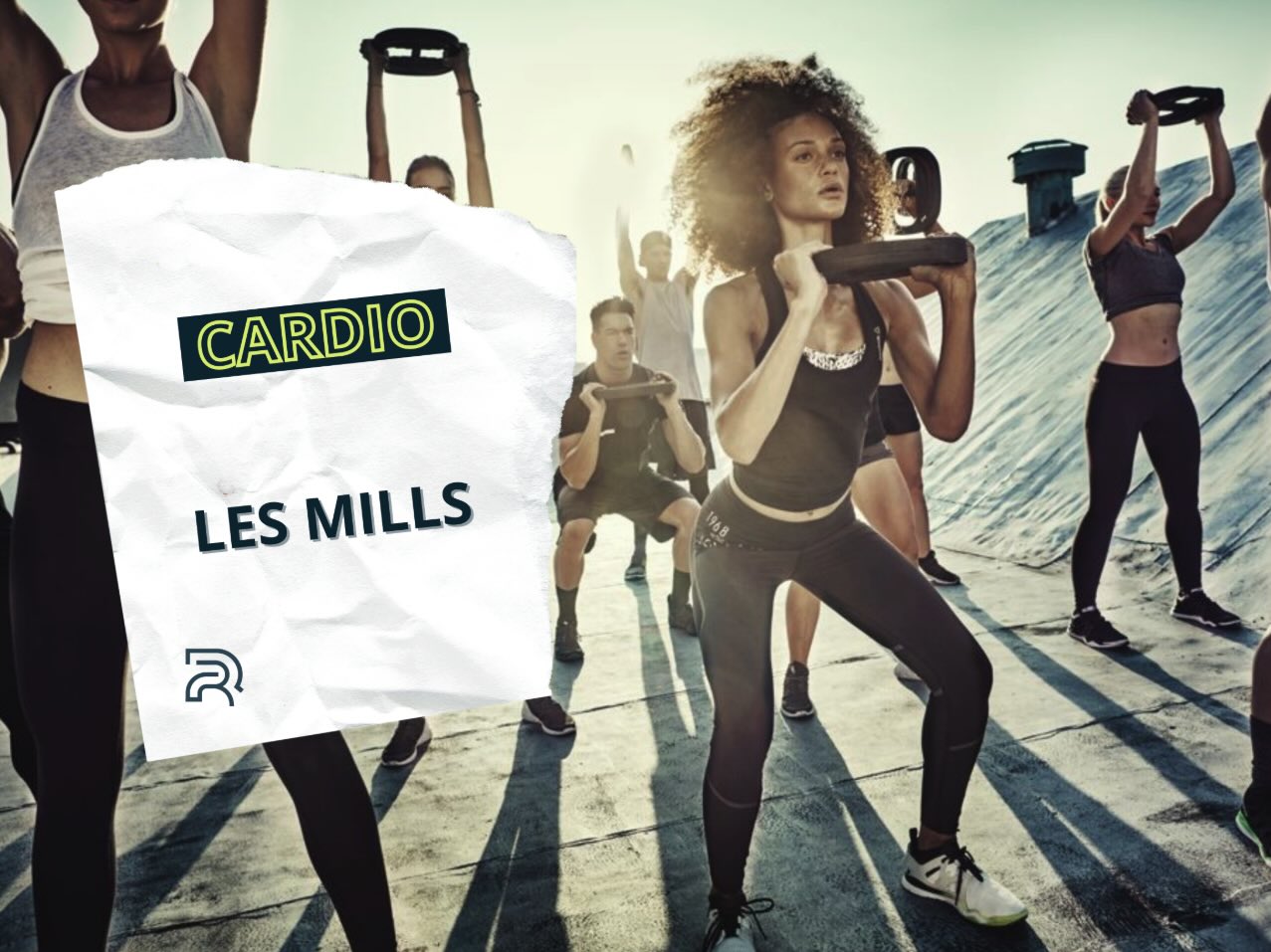 Cours collectif Les Mills en extérieur avec exercices de cardio en groupe