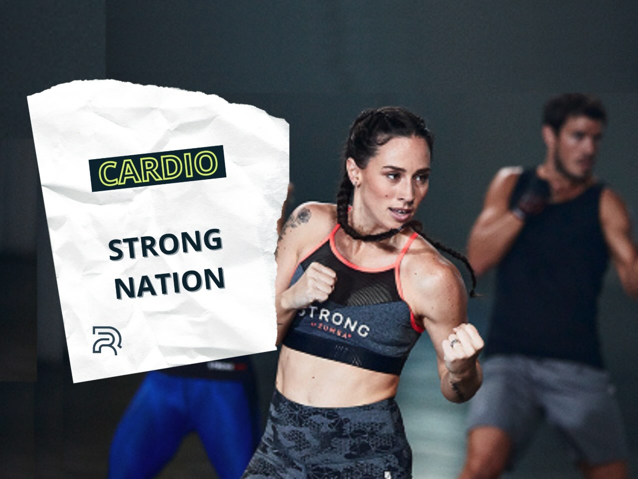 Séance de cardio Strong Nation avec une coach dynamique en pleine action, entourée de participants motivés