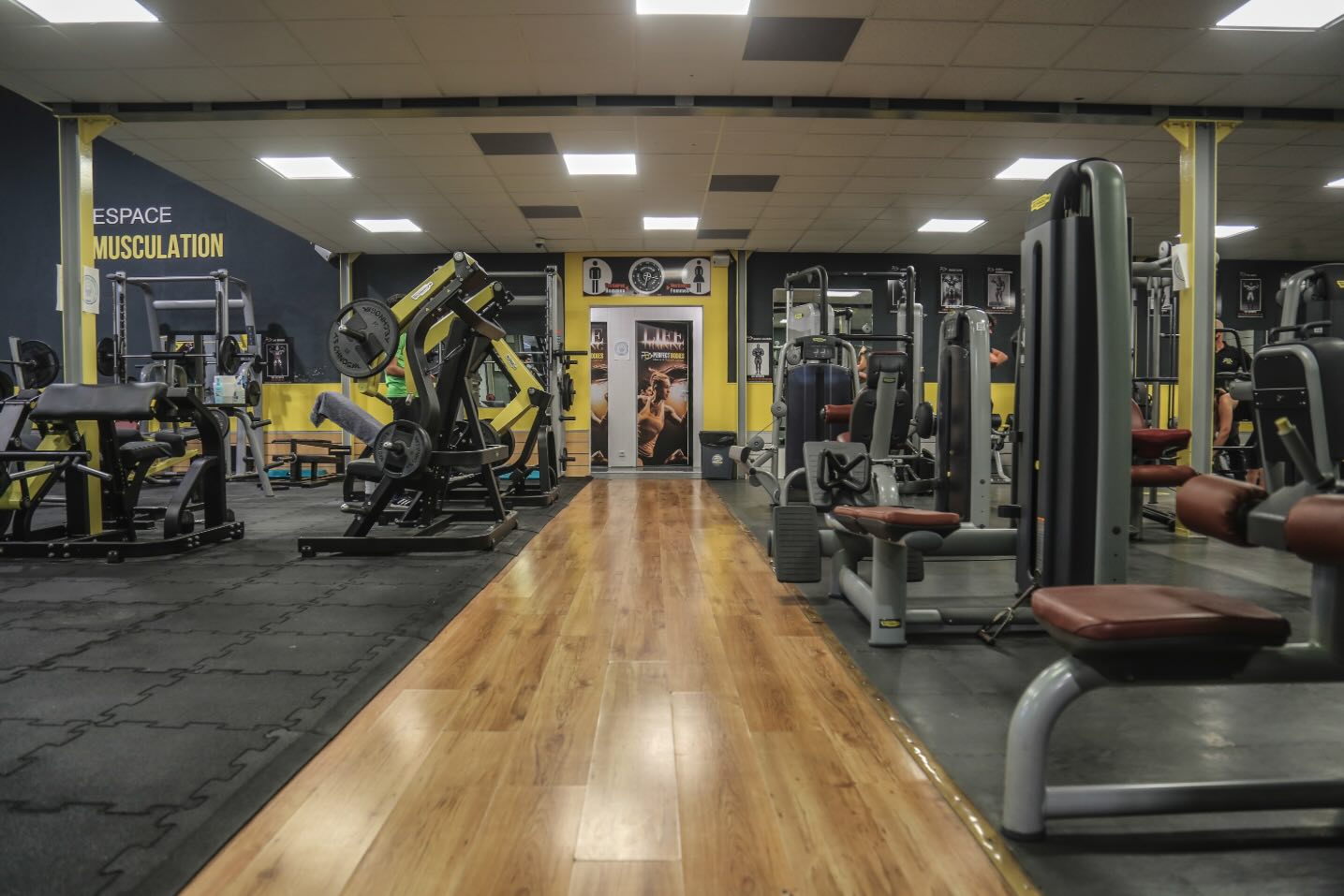 Espace musculation de la salle PERFECT BODIES, avec machines Technogym, ambiance dynamique et équipements professionnels