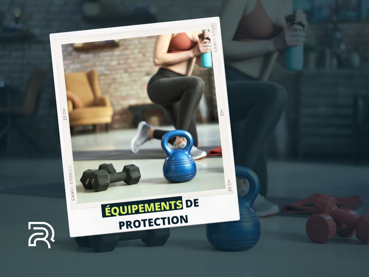 Femme en entraînement avec haltères et kettlebell, illustrant les équipements de protection dans une salle de sport