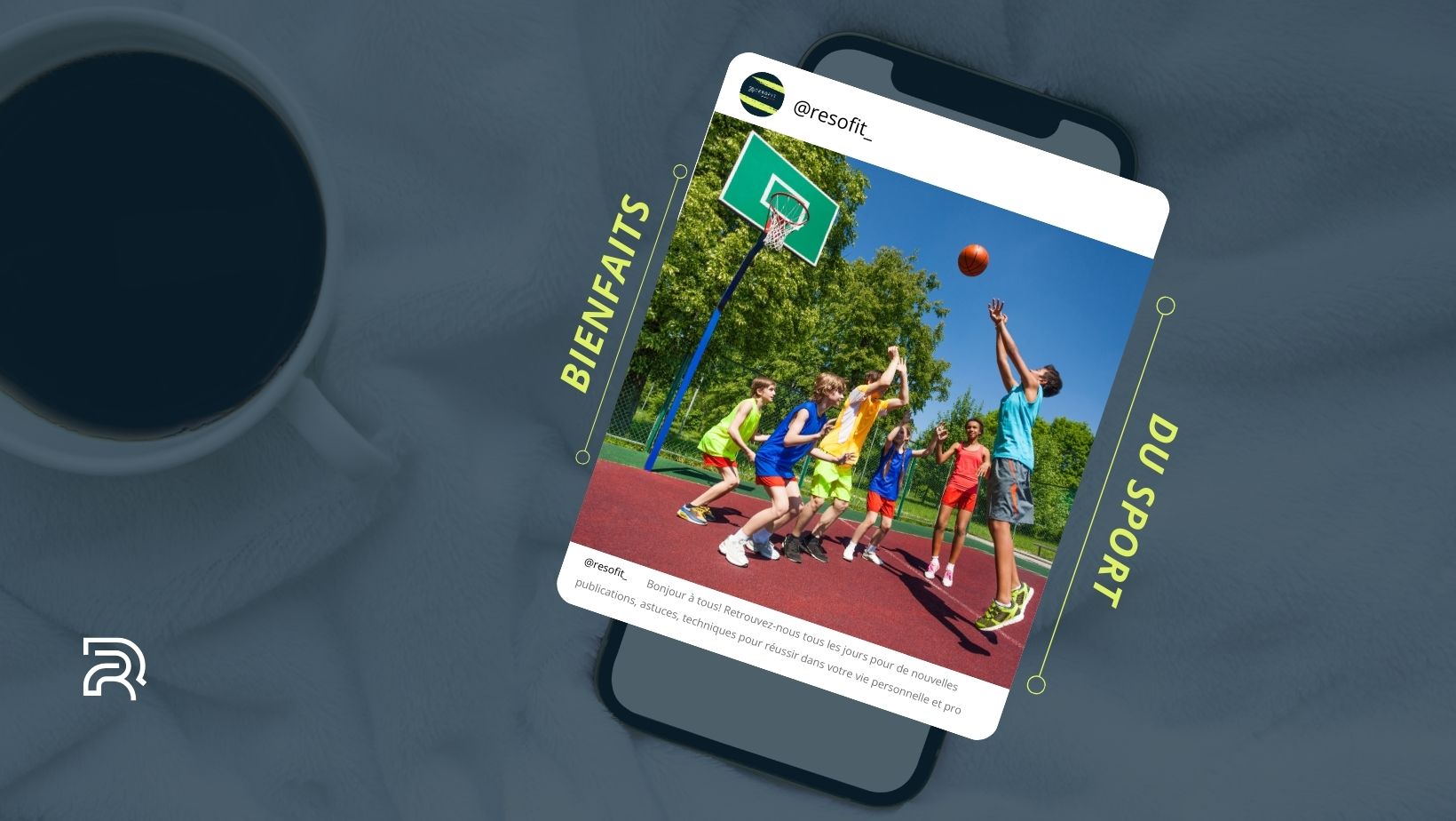 Ados jouant au basketball en plein air, illustrant les bienfaits du sport sur la concentration, la coopération et la santé physique.
