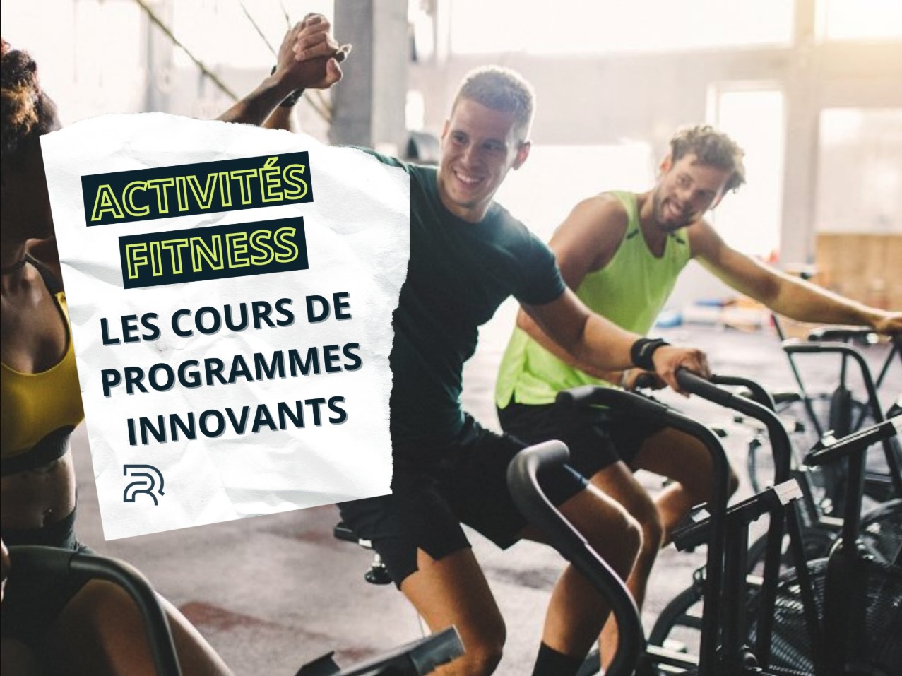 Groupe de jeunes adultes souriants s’entraînant ensemble sur des vélos indoor dans une salle de sport, illustrant des cours de fitness innovants et motivants.