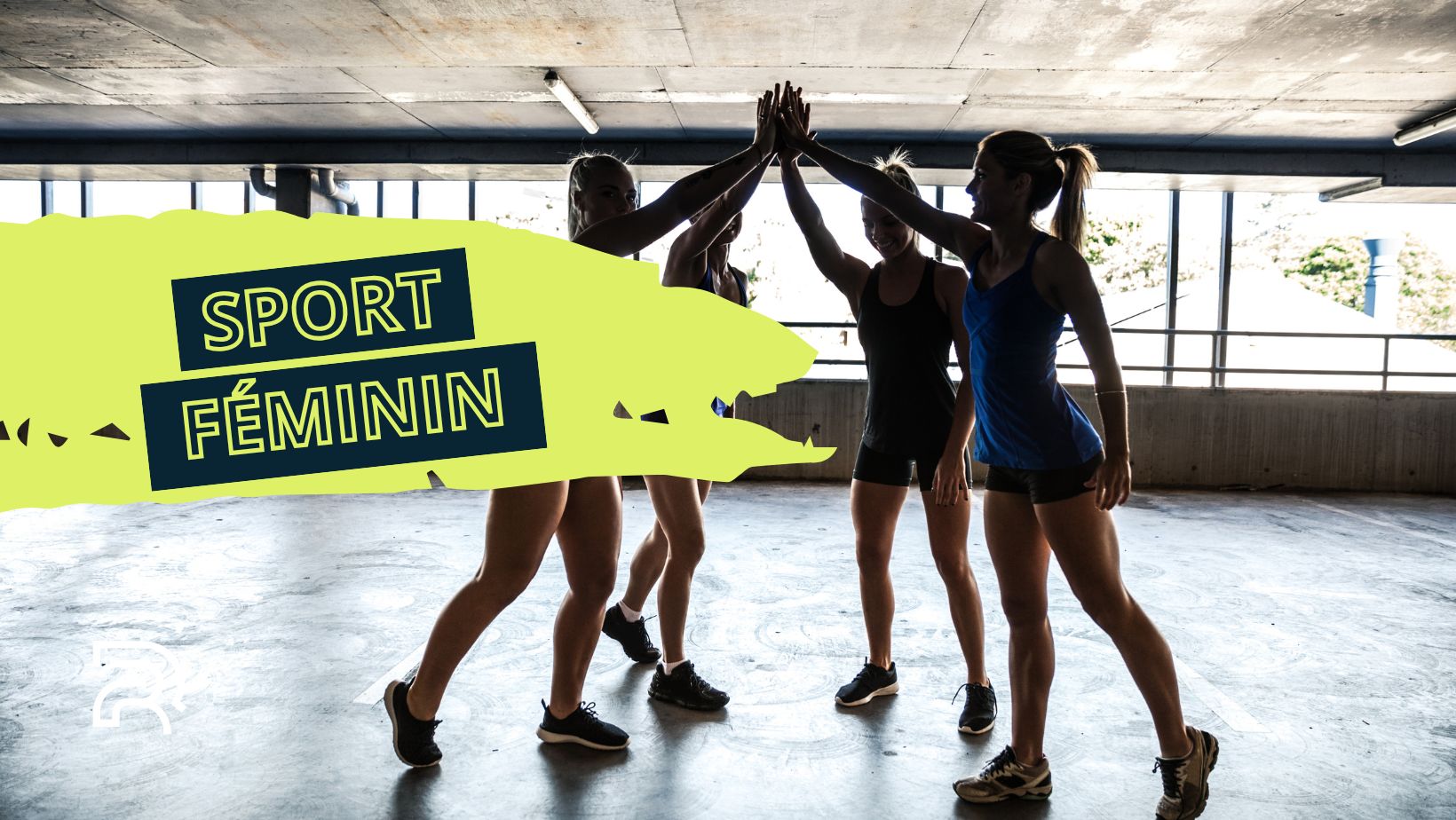 Groupe de sportives en tenue d'entraînement effectuant un high-five dans un parking, avec l’inscription "Sport Féminin" en surimpression.