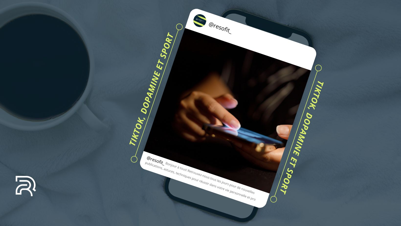 Main tenant un smartphone affichant une publication Instagram de @resofit_ sur un fond bleu avec une tasse de café ; texte 'TikTok, dopamine et sport' en surimpression
