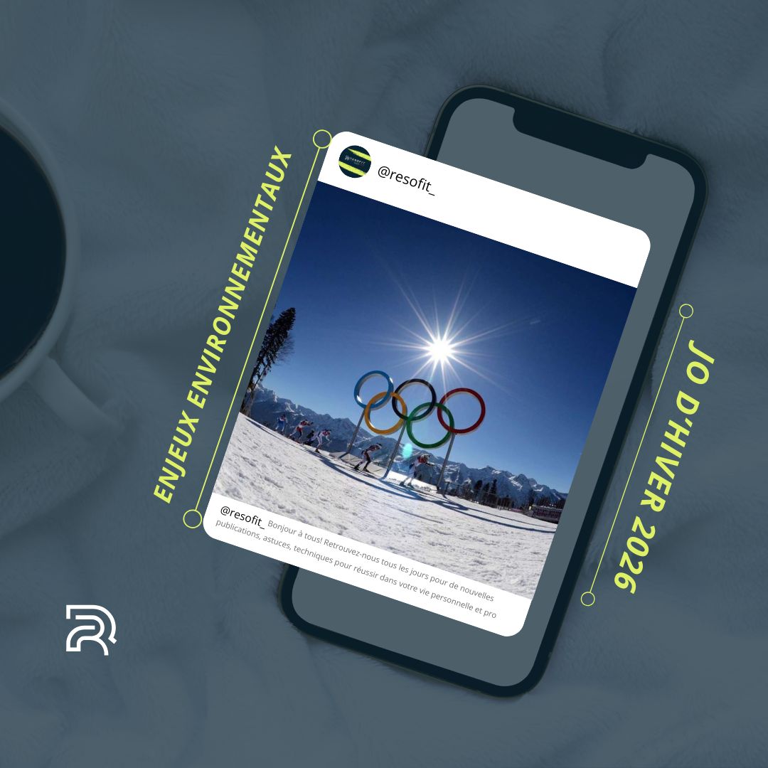 Image sur smartphone représentant une scène des Jeux Olympiques d’hiver avec les anneaux olympiques sur fond de montagnes enneigées et de ciel bleu ; texte autour : 'Enjeux environnementaux' et 'JO d’hiver 2026'.