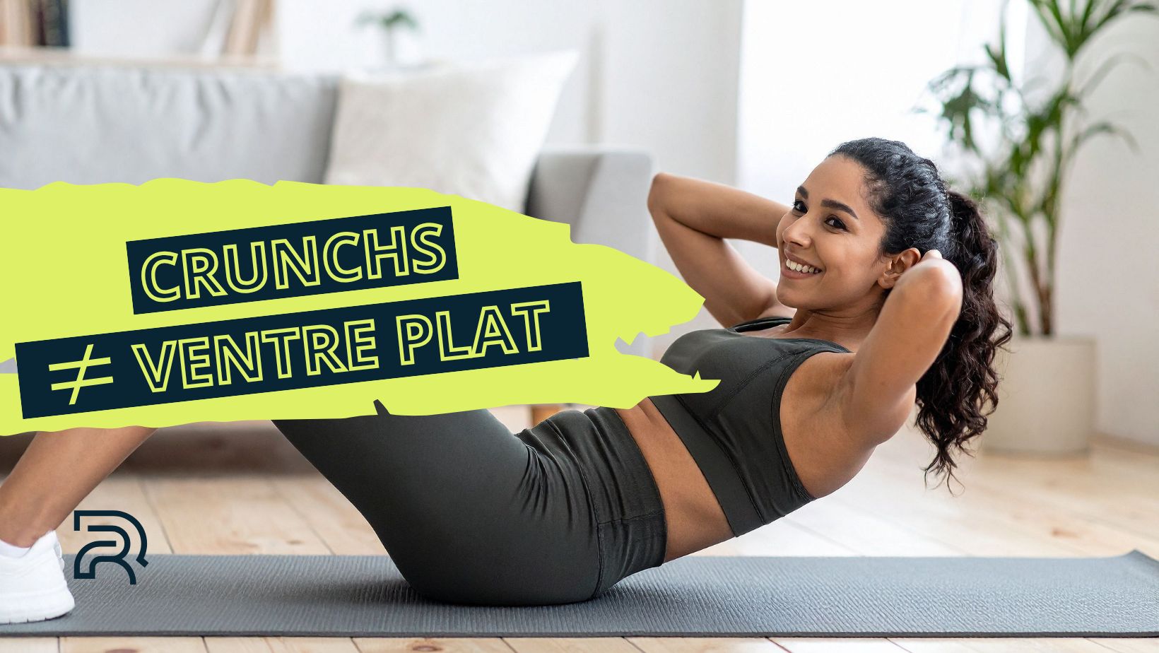 Femme réalisant des crunchs sur un tapis de sport à domicile ; texte sur l’image : 'Crunchs ≠ ventre plat', évoquant les idées reçues sur les abdominaux et la perte de graisse.